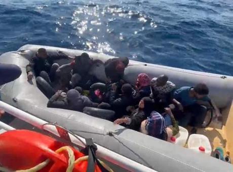 İzmir’de düzensiz göçmenler yakalandı! 17’si çocuk 41 kişi karaya çıkarıldı
