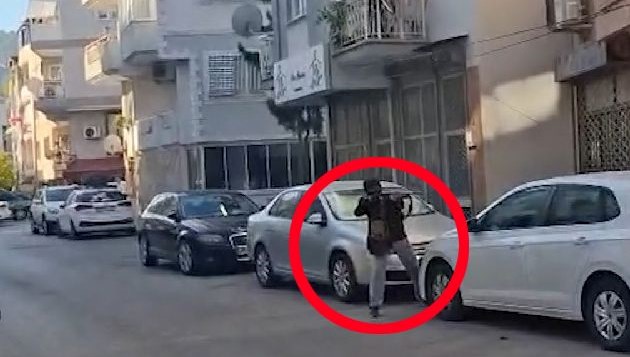 İzmir’de saldırganla çatışma anları