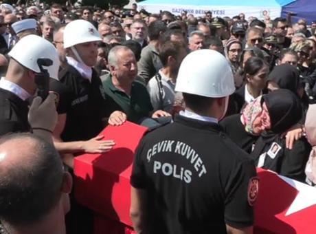 İzmir’de şehit düşen polislere son görev! Cenaze namazını şehidin babası kıldırdı