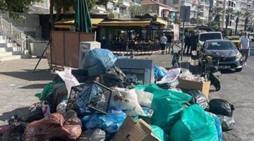 Karşıyaka’da 6 aydır maaş alamayan işçiler iş bıraktı, sokaklar çöplerle doldu