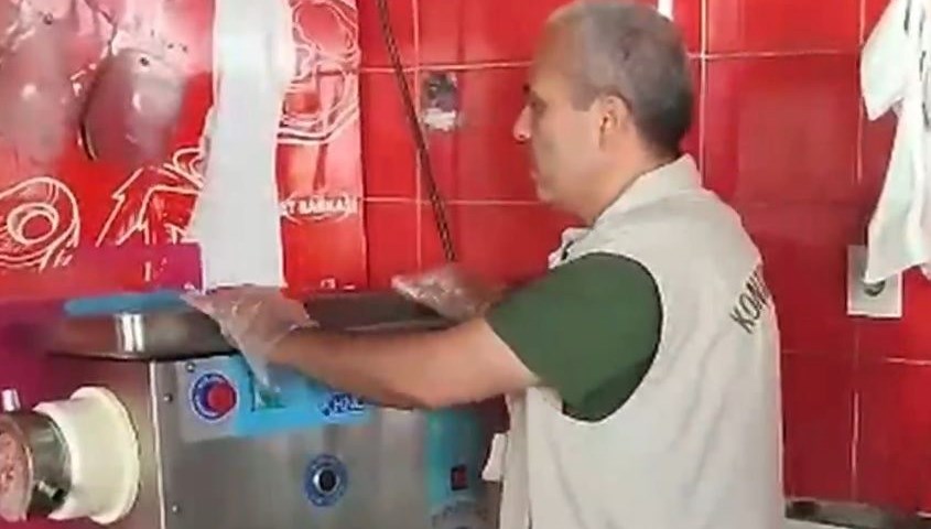 Kasaptan akıllara durgunluk veren sahtekarlık: Kıyma makinesine gizli düzenek kurmuş