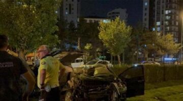 Kayseri’de korkunç kaza! Otomobil tramvay yoluna uçtu hurdaya döndü