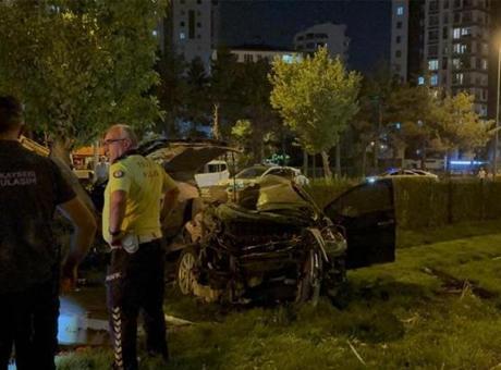 Kayseri’de korkunç kaza! Otomobil tramvay yoluna uçtu hurdaya döndü