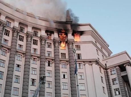 Kiev’de bakanlar kurulu binasında yangın çıktı