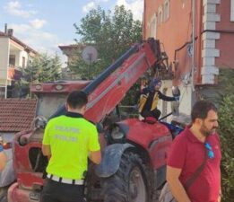 Kontrolden çıkan iş makinesi önce 2 otomobile sonra bir binaya çarparak durabildi: 2’si çocuk 4 yaralı
