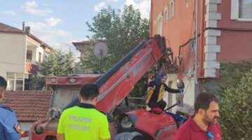 Kontrolden çıkan iş makinesi önce 2 otomobile sonra bir binaya çarparak durabildi: 2’si çocuk 4 yaralı