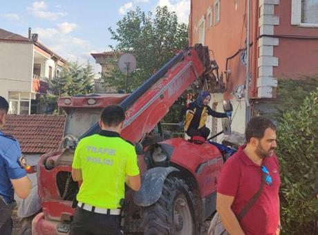 Kontrolden çıkan iş makinesi önce 2 otomobile sonra bir binaya çarparak durabildi: 2’si çocuk 4 yaralı