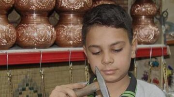 Küçük yaşta büyük ustalık: 10 yaşındaki Yakup Can Bakırcılar Çarşısı’nın gözdesi oldu