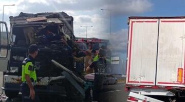 Kuzey Marmara Otoyolu’nda kamyonet TIR’a çarptı