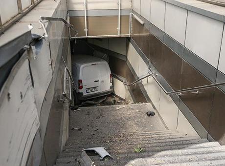 Lastiği patlayan araç metro alt geçidine girdi