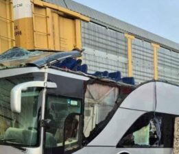 Meksika’da tren yolcu otobüsüne çarptı: 8 ölü, 45 yaralı