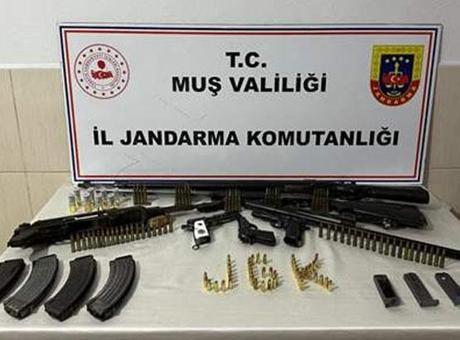 Muş Bulanık’ta bir evde çok miktarda silah ve mühimmat ele geçirildi