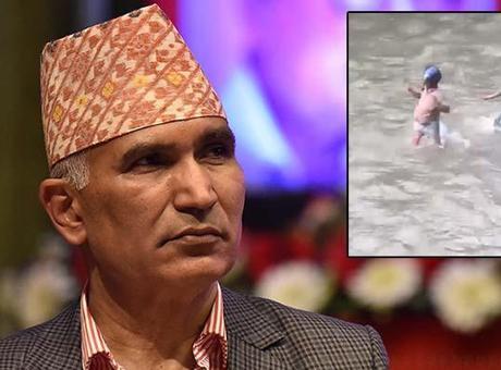 Nepal’deki eylemlerde şoke eden görüntü: Ekonomi bakanını yerde sürükleyip nehirde kovaladılar!