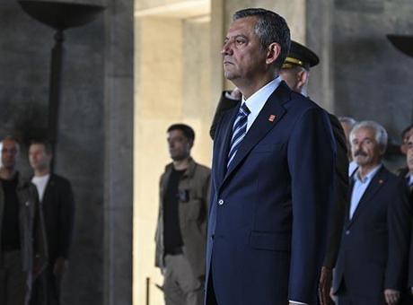 Özgür Özel başkanlığındaki CHP heyeti Anıtkabir’i ziyaret etti