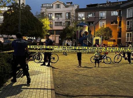 Parkta oynayan çocuğa yorgun mermi isabet etti