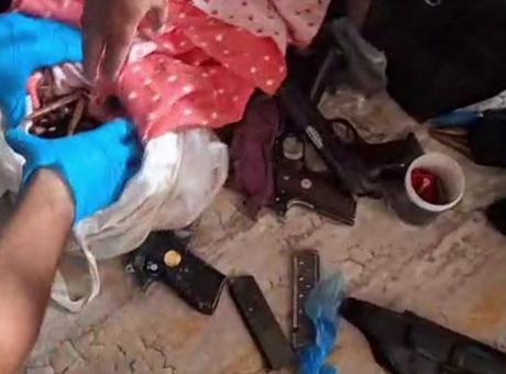 Sakarya’da bir evde çok sayıda uzun namlulu silah, tabanca, mermi ve altın ele geçirildi