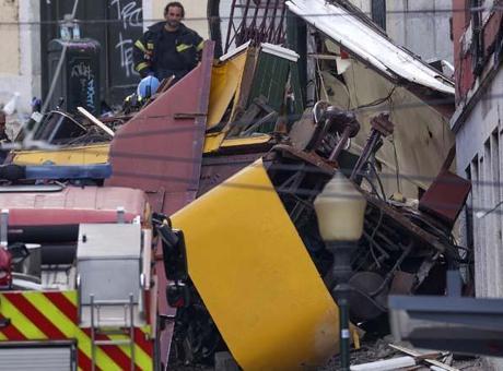 Son dakika haberler! Portekiz’de korkunç kaza: Turistik tramvay raydan çıktı, 15 kişi hayatını kaybetti