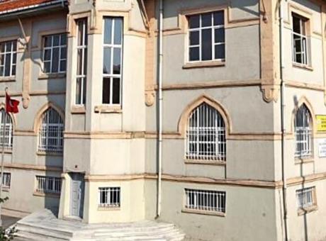Tarihi okulun duvarlarında semboller! Arkasında 3 çocuk çıktı