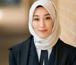 TBMM’nin en genç vekili Rümeysa Kadak, Oxford’un reklam yüzü oldu
