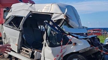 Trabzon’da TIR minibüse arkadan çarptı: 15 Yaralı