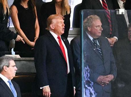 Trump’ı suikast korkusu sardı: Maçı kurşun geçirmez camın ardından izledi!