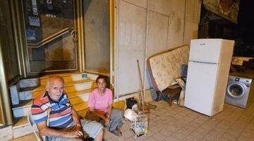 Tuttukları evden 3 gün sonra çıkardılar! Aile 3 gündür sokakta yaşıyor