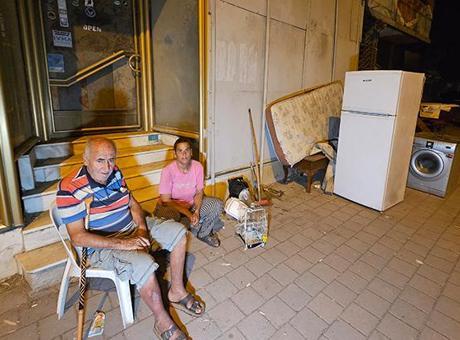 Tuttukları evden 3 gün sonra çıkardılar! Aile 3 gündür sokakta yaşıyor