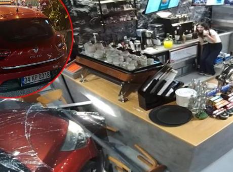 Ümraniye’de kontrolden çıkan otomobil kafeye daldı